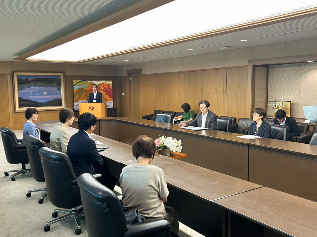 ９月１７日、渡部支教区長が熊本県庁を訪れ、竹内副知事に面会した（熊本教会提供）