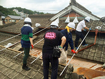 「熊本地震」による被災の復興を願い、家屋の応急修理などのボランティア作業に取り組む援助隊員たち