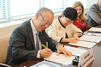 川端健之理事長と中満泉・国連軍縮担当上級代表（国連事務次長）が合意書に署名した